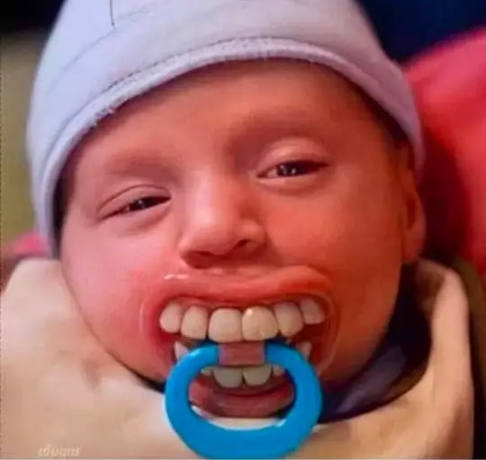 bayi dengan pacifier gigi sebaris lucu