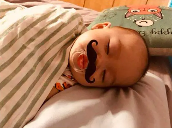 bayi dengan pacifier misai lucu