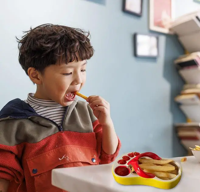 budak makan kentang goreng dengan pinggan selipar