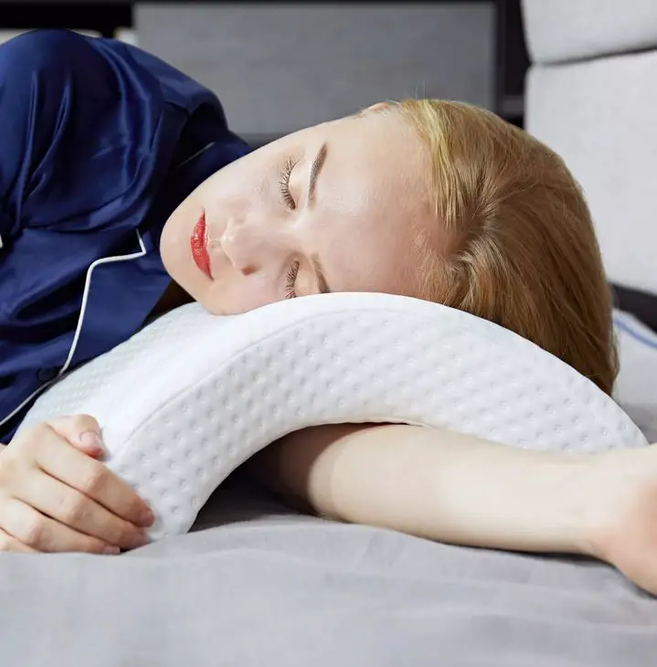 gadis tidur di atas bantal melengkung gerbang